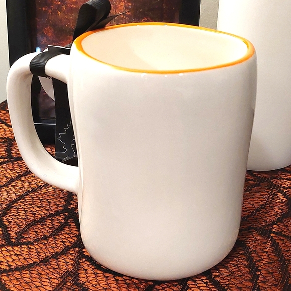🐈🎃 Rae Dunn "TRICK OR TREAT" Adorable Mummy Cat & Bats Glossy Finish Mug NWT - Picture 4 of 8